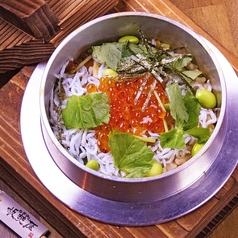 しらすといくらの釜飯