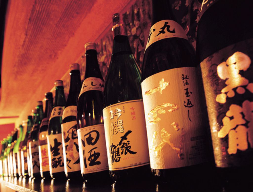 北海道を始め、全国から厳選された焼酎、日本酒は約80種。旨い肴と旨い酒を粋に堪能