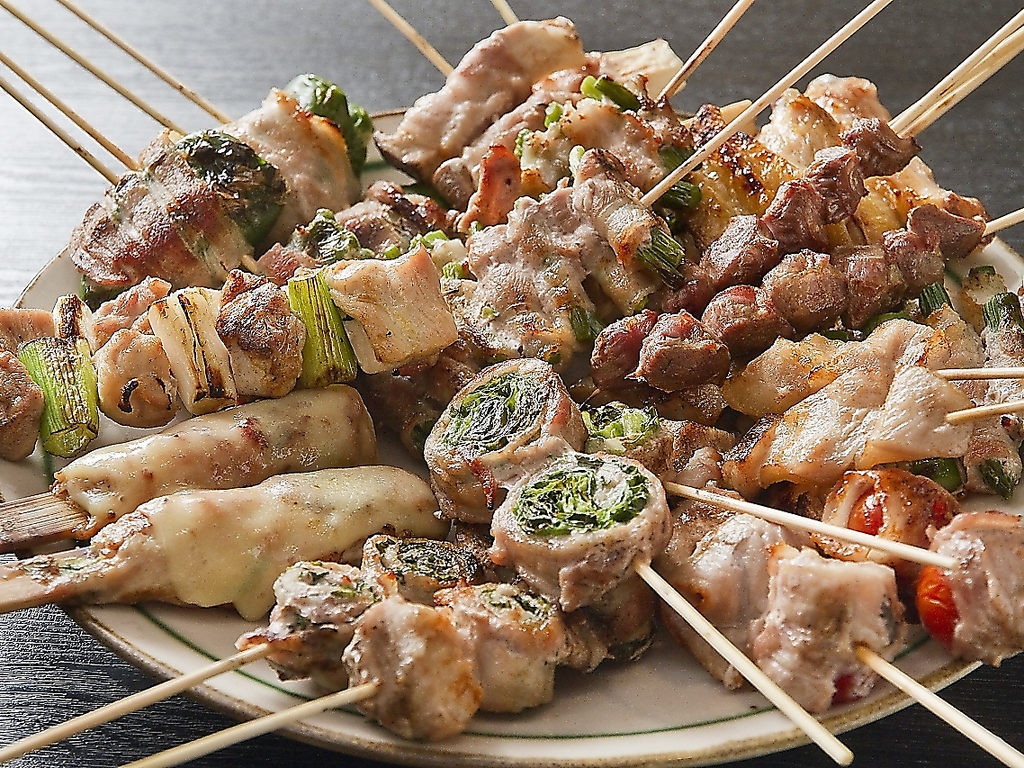 職人の手によって一本一本丁寧に焼き上げられた焼き鳥は、香ばしくジューシー。素材本来の味わいを◎