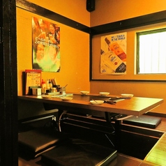 4名様用の掘りごたつ席は2テーブルあり、仕切りを使って半個室にも変更可能。周りを気にせず、ゆったりと食事を楽しめます。ご家族やご友人との集まり、ちょっとしたプライベート空間に最適です！