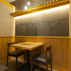 【テーブル席 2×1】おしゃれで洗練された空間が広がるこの場所は、特別な時間を過ごすのにぴったり★デートから、友達との集まりまで、多様な席をご用意しております！