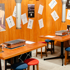 【宴会や飲み会に◎】2～20名様着席可能テーブルがございます。昭和レトロな雰囲気が漂う店内は、どこか懐かしさを感じさせる大衆感あふれる空間。赤札で貼られたメニューが壁を彩り、肩肘張らずに食事を楽しめます。