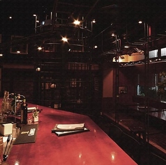 窓際に居心地のいい掘りごたつ席がございます。