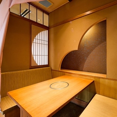ご家族の団らんから、友人同士の会食、さらに大人数での宴会まで、幅広く対応させていただける個室から広間までご用意しています。