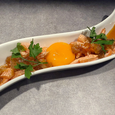 サーモンユッケ