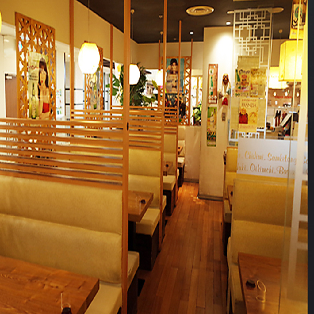 広々とした、韓国も感じる店内