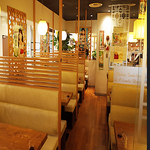 広々とした、韓国も感じる店内