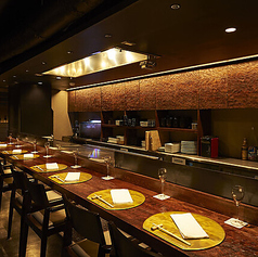 【お洒落なカウンター席】調理風景を眺めることができ、料理を五感で楽しめる特等席です。デートにもご利用ください。