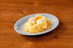 半熟卵をのせたポテトサラダ　ミモレットかけ