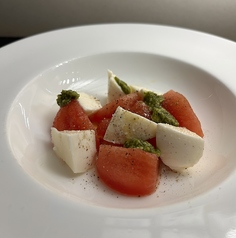 フレッシュトマトと北海道モッツァレラチーズのカプレーゼ