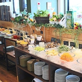 常時10種類以上の新鮮野菜と6種類の手作り惣菜サラダをご用意！ドレッシングやトッピングの具材も種類豊富！ランチとディナーでお召し上がり頂けます♪