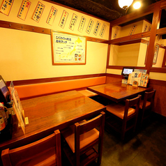 片側ソファー席もございます。狭さを感じさせない広々としたテーブル席♪