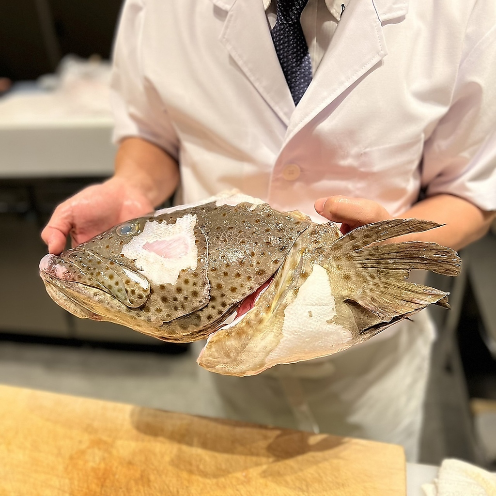 新鮮な魚・海鮮類を使用し丁寧に作られた懐石料理の数々を是非お楽しみください。