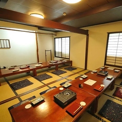 座敷席の襖を閉めることにより、完全個室としてもご利用いただけます。接待やおもてなしの場にも◎