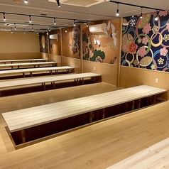 当店の宴会場は、60名から最大90名までご利用いただけるスペースを完備しております。忘年会や新年会、歓送迎会など会社全体の宴会などの大規模なお集まりにぴったりです！60名様からご利用いただけますので、さまざまな規模・目的のイベントに柔軟に対応いたします。広々とした空間で楽しく心地よい時間をお過ごしください