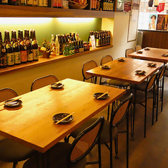 4名様がけのお席が3席ございます。お仕事終わりに仕事仲間と一杯、ご友人同士と…など、どんなシーンでもご活用いただけます◎
