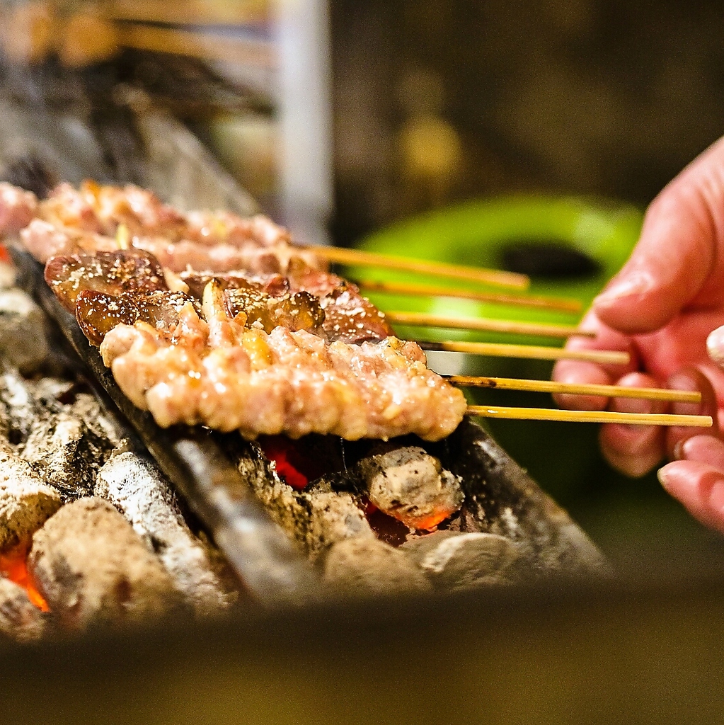 備長炭でじっくり焼かれた串物は、素材の味を最大限に出しジューシーに仕上がります。