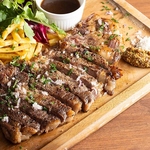 スーパードライに合うお肉料理も大人気!