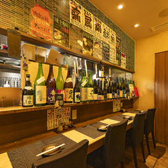 カウンター席は6席あり、目の前に並ぶ豊富な日本酒が魅力です。シェフの手元を眺めながら、料理とのペアリングを楽しむことができます。友人や一人でも気軽に立ち寄れるアットホームな雰囲気が魅力です。