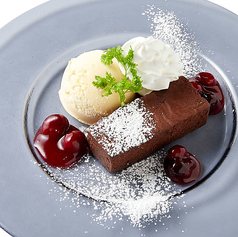 チョコレートブラウニーバニラアイス添え