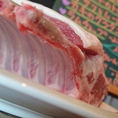 日替わりのおすすめのお肉・「カモ」や「ラム」、「スペアリブ」など種類豊富にご用意♪の写真