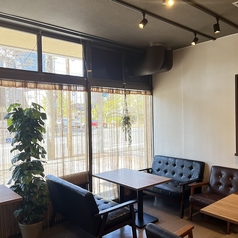 落ち着いた雰囲気の店内は、貸切でのご利用も大歓迎です！女子会や誕生日のお祝い、同窓会など、大切な方々との特別な時間にぴったり。周りを気にすることなく、思い出に残る素敵なひとときをお過ごしください。