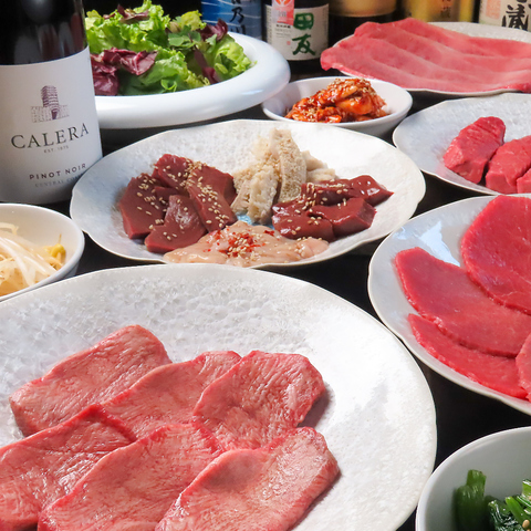 品川駅を望む隠れ家空間。食肉市場から直接仕入れる新鮮な希少部位を堪能できる焼肉店