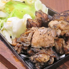 鶏もも/鶏せせり鉄板炒め(塩・タレ)