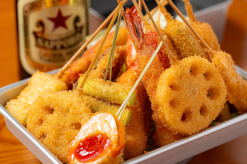 こだわりお出汁のおでんやバリエーション豊富な串カツが味わえる南船場のオアシス