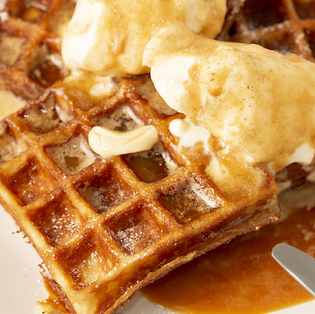 大人気のエシレバターと塩キャラメルのワッフル！