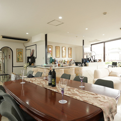 大型バーラウンジも貸切白を基調としたおしゃれな雰囲気、音響抜群。夜はロマンチックな雰囲気に変わります。