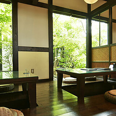 全席がお庭に面したレイアウトで、自然の美しさを感じながらお食事を楽しむことができます。お子様連れでも安心して過ごせる広々としたスペースは、家族みんながリラックスできる環境を提供しています。お庭の緑を眺めながら、ゆったりとした時間を過ごすことができるのが魅力です。