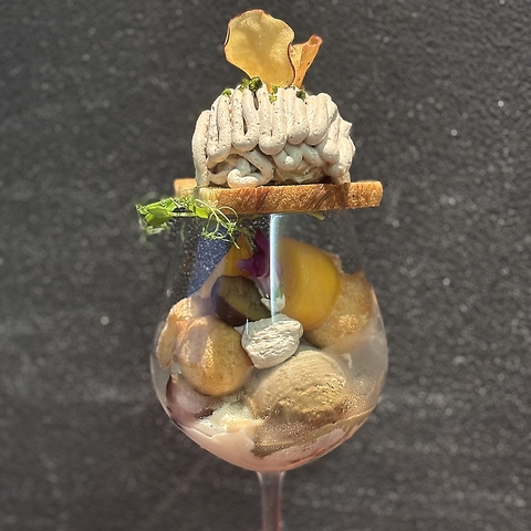 リニューアルした桃まるごとパフェをお楽しみください！