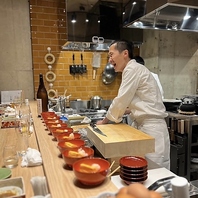 店主のこだわりを直に感じられるカウンター席