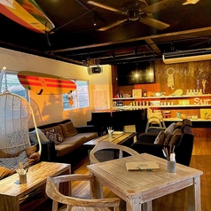 店内には4名ソファー席を2つご用意しております。ゆったりとお過ごしいただけるのでカップルやグループでのご利用に最適です◎