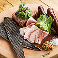料理メニュー写真&nbsp;3週間熟成した自家製ベーコンとシャルキュトリ
