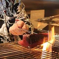 ご注文をいただいてから、豪快に藁焼きします！いぶされた藁の香りに包まれて引き立つ素材本来の味わいは、「まじめや」だからこそ味わえる！