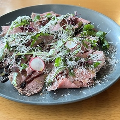 低温調理した牛肉のカルパッチョ～雪降りチーズ仕立て～