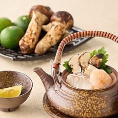 毎年人気の松茸の土瓶蒸し。松茸の香りをご堪能下さい。