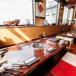 ゆったりと脚を伸ばして座れる掘りごたつ席もございます。