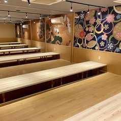 当店の宴会場は、45名から最大90名までご利用いただける広々としたお座敷個室です。個室になっておりますので、他のお客様を気にすることなく、プライベートな空間でお仲間内でのお食事をお楽しみいただけます。歓迎会や送別会など大切なイベントを盛り上げるためにサポートさせていただきます。お気軽にご相談ください！