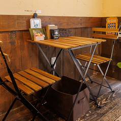 2名様用のテーブル席をご用意しております。素敵なインテリアに囲まれながら、おいしい食事をお楽しみいただけます。二人の特別な時間を、ぜひ当店でお過ごしください。