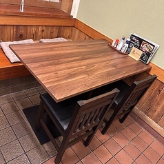 落ち着いた雰囲気の4名様用テーブル席は、少人数でのご宴会や普段使いに最適です◎落ち着いた内装が心地よく、リラックスしてお過ごしいただける空間となっております。お仕事帰りに同僚と語らう夜や、お仲間との飲み会にぜひどうぞ♪美味しい九州料理を囲みながら、和やかなひとときを演出いたします。