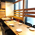 開放的で明るく落ち着いた店内で、ゆったりとくつろぎながらお食事をお楽しみいただけます。女子会やママ会などにご利用下さい。ランチは11：30～0：00まで通しでの営業なので、遅めのランチにも最適です。