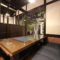 6名様用の掘りごたつ席は、足を伸ばしてゆったりとくつろげます。心地良い温もりに包まれながら、ゆったりとしたひとときを楽しむことができます。周囲の静かな雰囲気が、会話を弾ませ、思い出に残る瞬間を作り出します。おしゃれなインテリアが、居心地の良さを引き立て、何度でも訪れたくなる魅力があります。