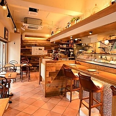 お一人様でも気兼ねなく、ゆったりとお寛ぎいただけるカウンター席です。