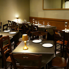 団体・貸切利用だと、立食スタイルは最大70名様、着座スタイルは最大46名様ご案内が可能です。プロジェクター、マイク、ピアノなどの貸出もございます。ご希望やご予算に合わせてご用意いたしますので、お料理内容やお見積りのご相談など、お気軽にお問い合わせくださいませ。