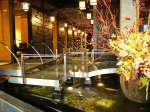 入った瞬間圧倒される日本庭園のような豪華な店内…川のせせらぎの中を泳ぐ鯉が和の雰囲気を演出。