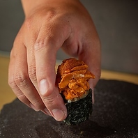 赤酢で仕上げたシャリがネタのうまみを引き立てます。