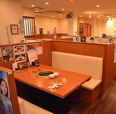 ゆったりくつろげるソファー席をご用意しており、長時間の滞在でも疲れにくく、リラックスしてお食事を楽しめます。ご家族でのご利用にもおすすめです。大切な方との語らいの時間を心地よくお過ごしいただけます。